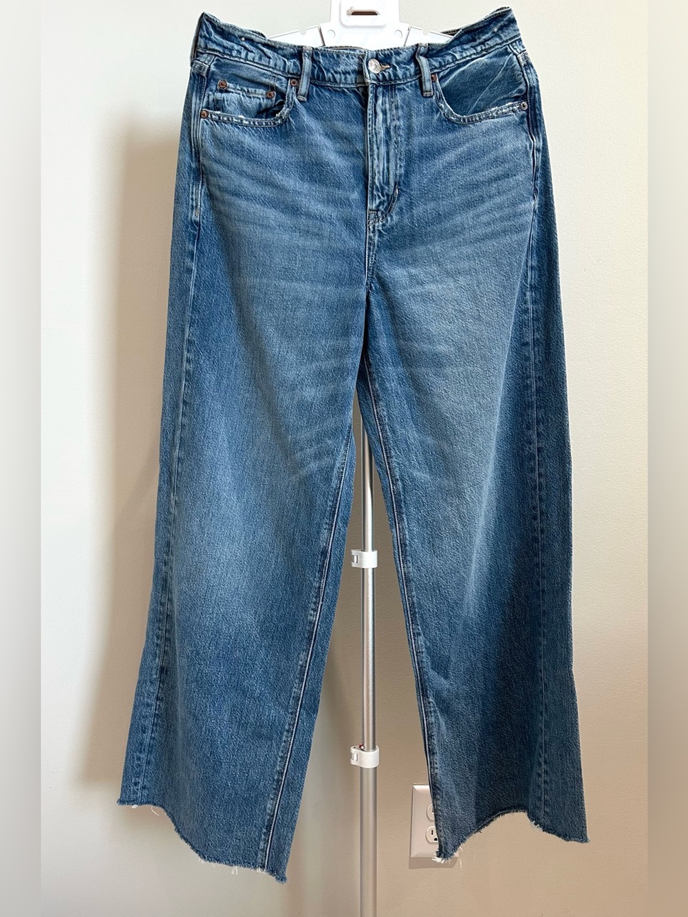 American Eagle Super High-Rise Baggy Wide Leg Jeans Size 10 Regular Raw Hem